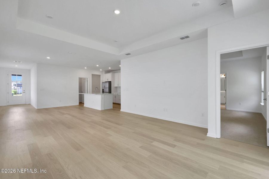 Spacious, unfurnished interior of a new home in Hyland Trail, Middleburg (Image 15).