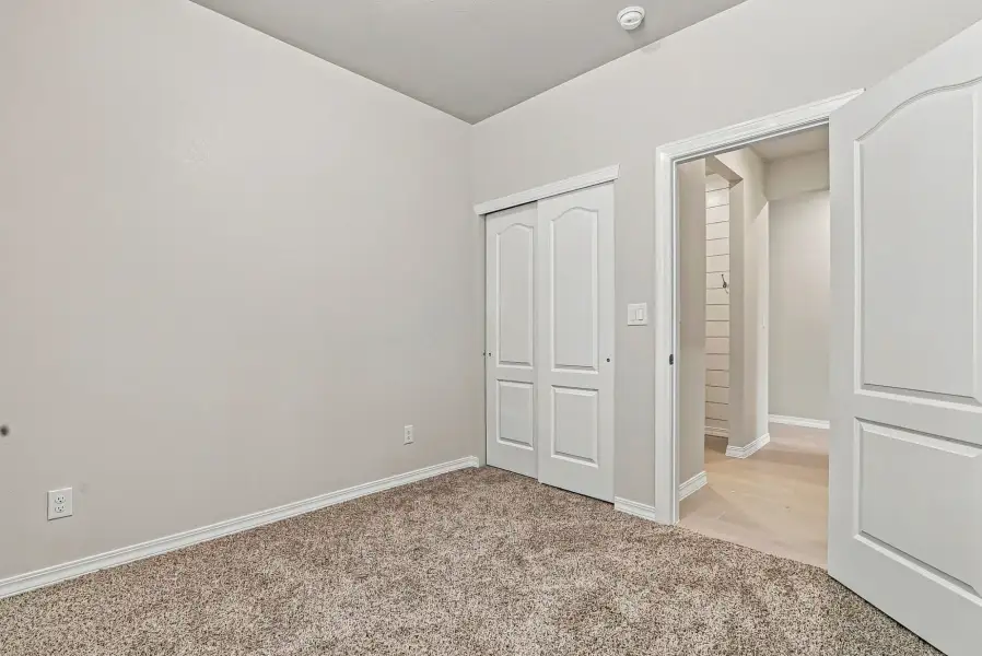 Spacious, unfurnished interior of a new home in Desert Breeze, Horizon City (Image 29).