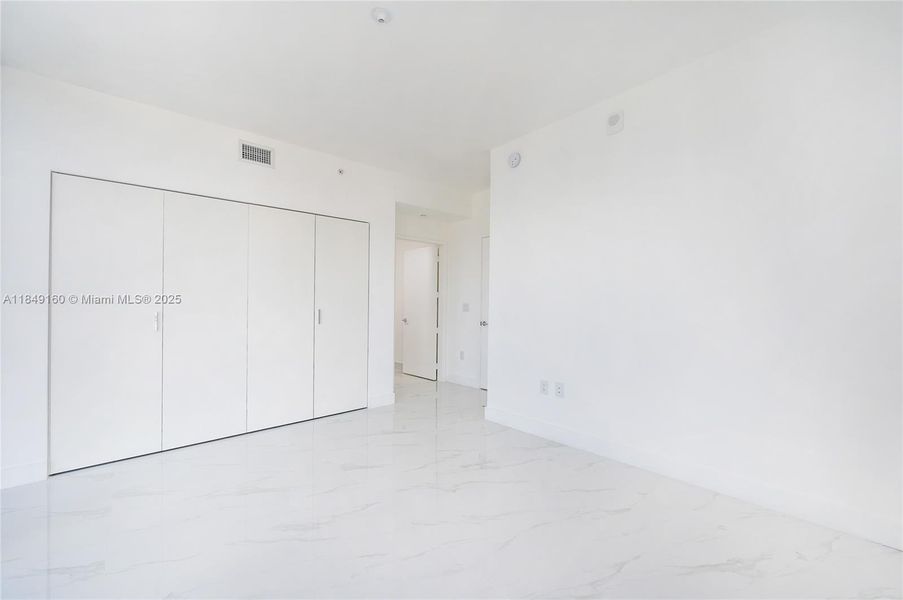 Spacious, unfurnished interior of a new home in Aria Reserve, Miami (Image 25).