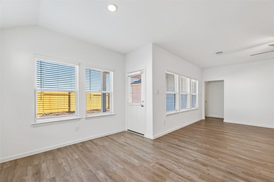 Spacious, unfurnished interior of a new home in Rollingbrook Estates, Baytown (Image 25).