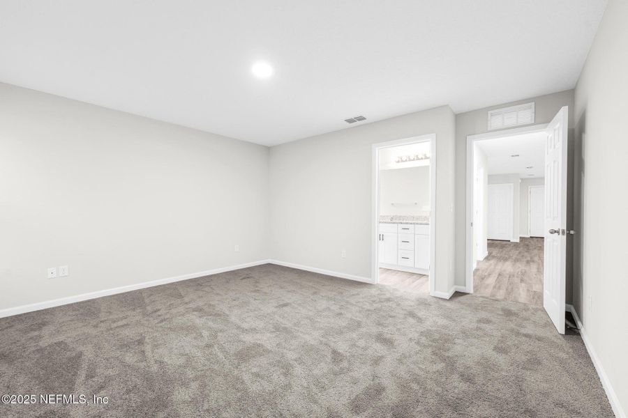 Spacious, unfurnished interior of a new home in , Jacksonville (Image 12).