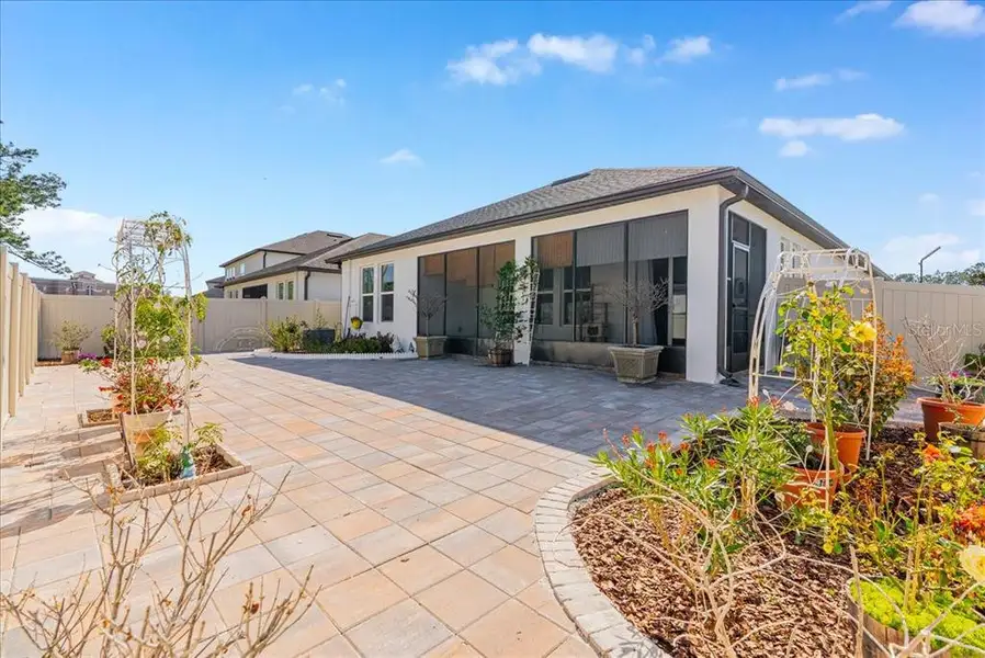 Exterior details and patio area of a home in Pearl Estates, Lutz (Image 4).