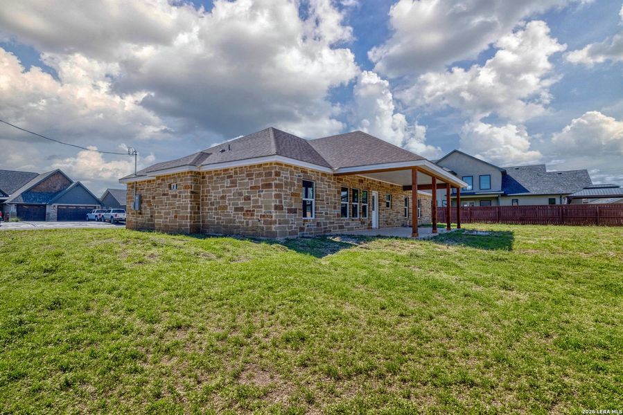 Exterior details and patio area of a home in , Uvalde (Image 19).