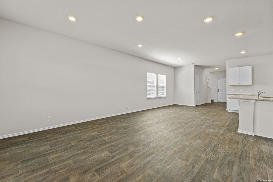 Spacious, unfurnished interior of a new home in Hunters Ranch, San Antonio (Image 19).
