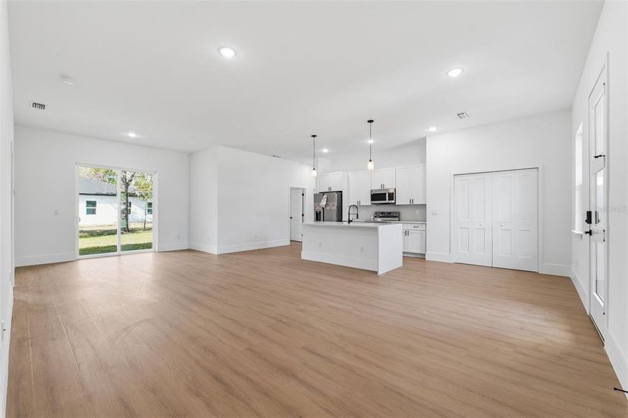 Spacious, unfurnished interior of a new home in , Citrus Springs (Image 14).