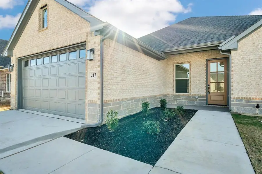 Exterior details and patio area of a home in , Grand Prairie (Image 4).