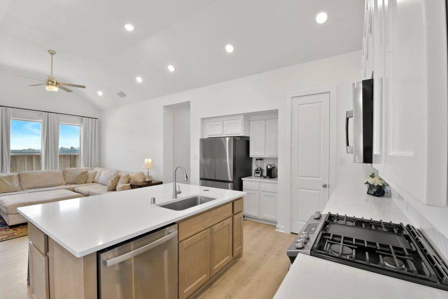 Furnished interior view inside a new home in Riceland: 42ft. lots, Mont Belvieu (Image 17).