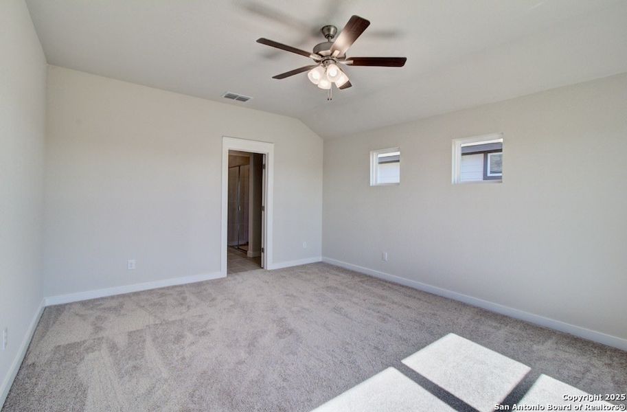 Spacious, unfurnished interior of a new home in Westridge, San Antonio (Image 16).
