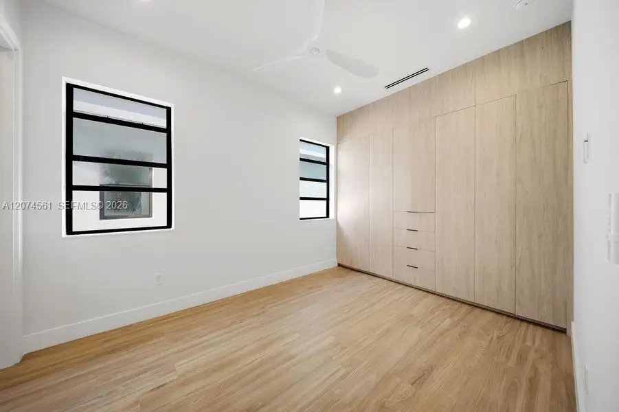 Spacious, unfurnished interior of a new home in , Fort Lauderdale (Image 54).