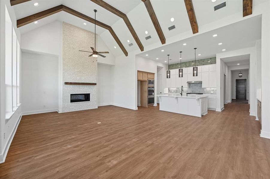 Spacious, unfurnished interior of a new home in Ridge Crossing, Waxahachie (Image 18). Spacious, unfurnished interior of a new home in Ridge Crossing, Waxahachie (Image 18).