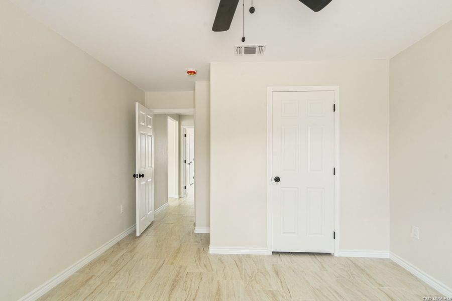 Spacious, unfurnished interior of a new home in , Del Rio (Image 18).