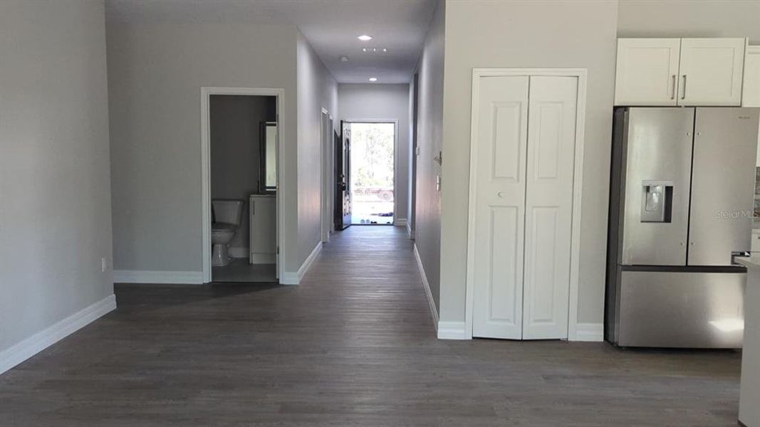 Spacious, unfurnished interior of a new home in , Deland (Image 4).