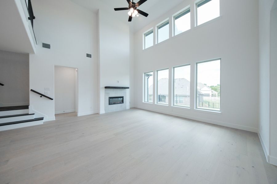 Spacious, unfurnished interior of a new home in Heath Golf and Yacht Club, Heath (Image 17).