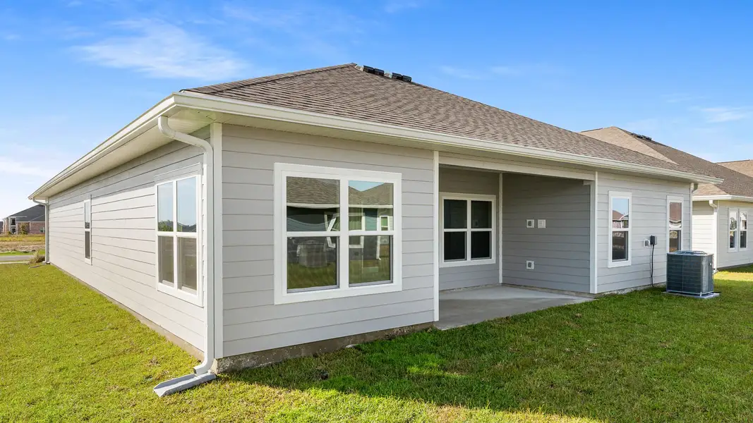 Exterior details and patio area of a home in Titus Park, Panama City (Image 3).