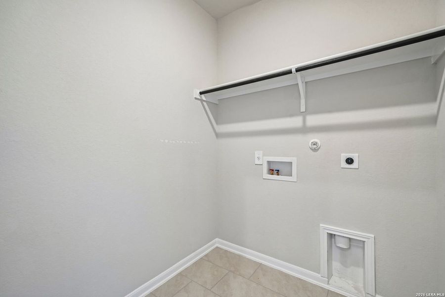 Spacious, unfurnished interior of a new home in Thomas Pond, San Antonio (Image 17).