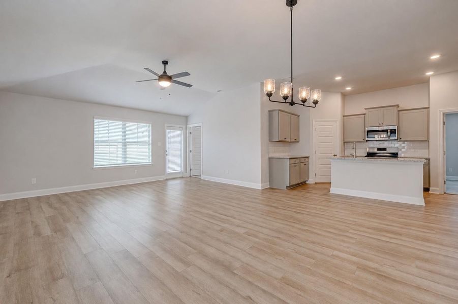 Spacious, unfurnished interior of a new home in Lago Mar, La Marque (Image 12).