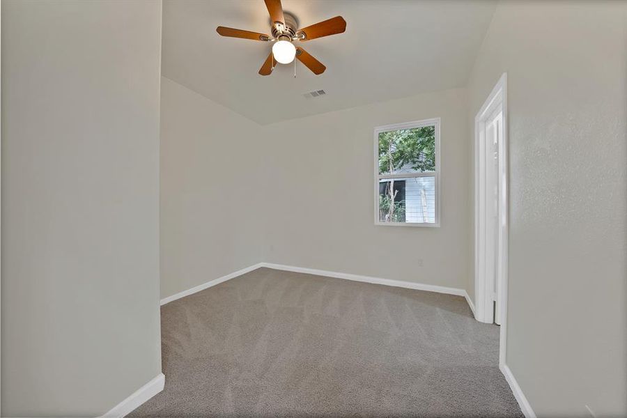 Unfurnished room featuring carpet flooring and a ceiling fan