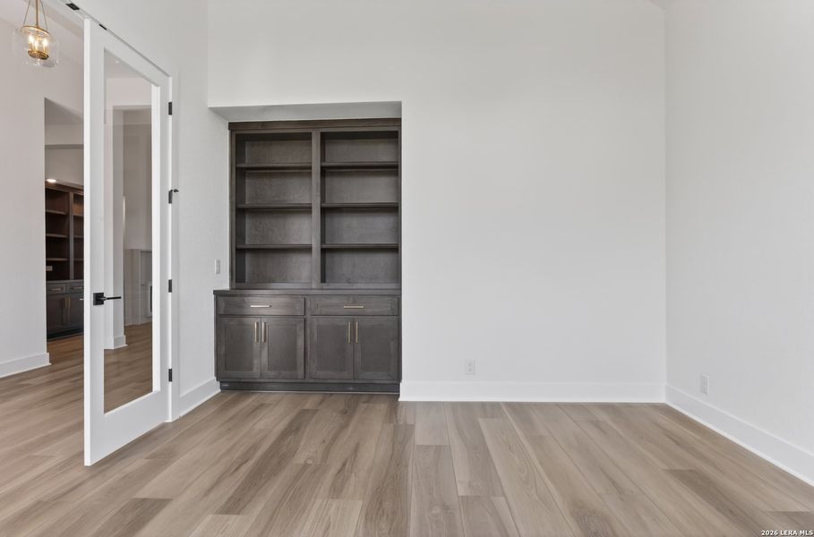 Spacious, unfurnished interior of a new home in Waldsanger, New Braunfels (Image 37).