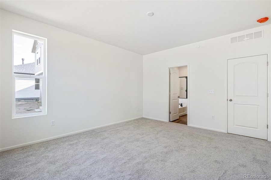 Spacious, unfurnished interior of a new home in Turnberry, Commerce City (Image 22).