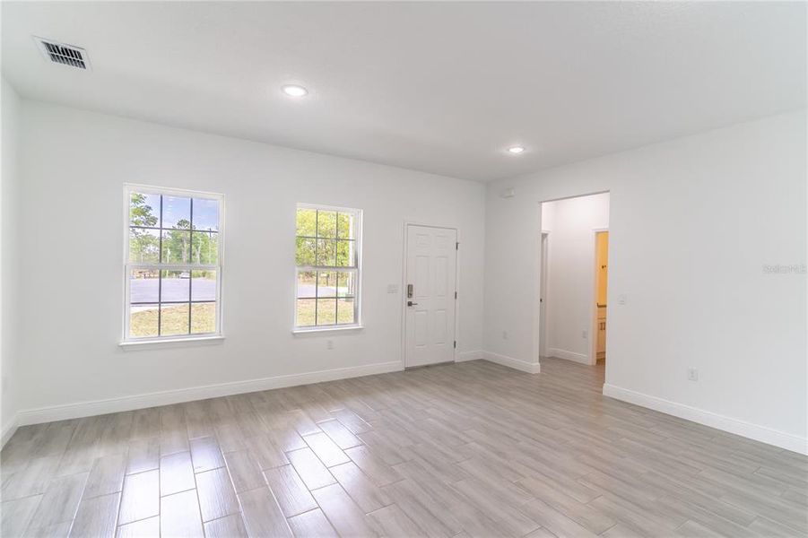 Spacious, unfurnished interior of a new home in , Ocala (Image 13).