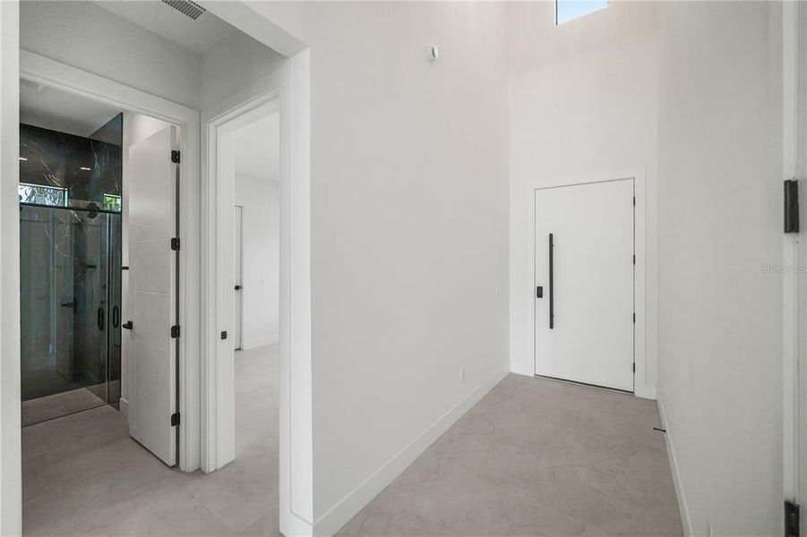 Spacious, unfurnished interior of a new home in , Tampa (Image 38).