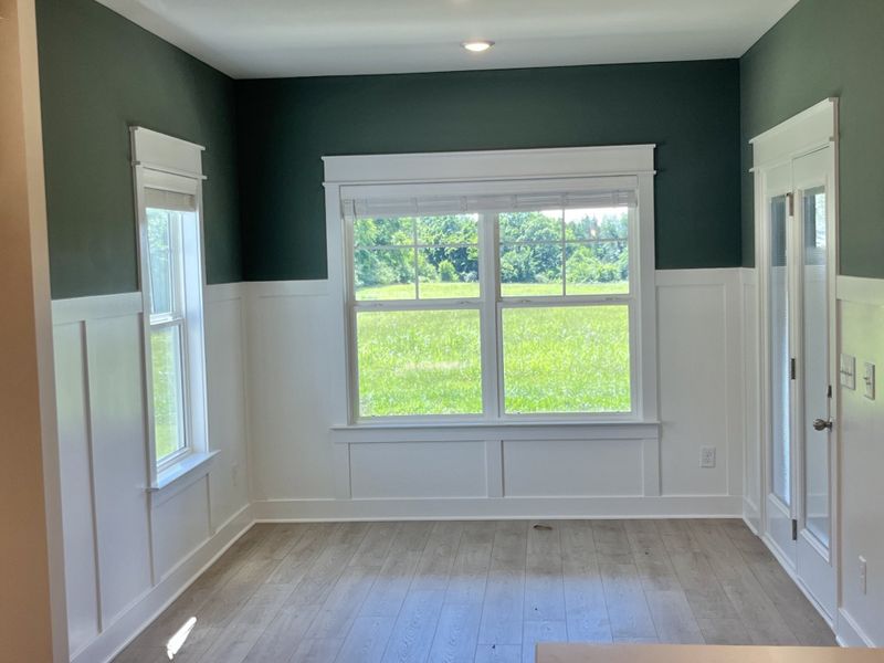 Deep green dining and white wainscoting to accentuate your decorating designs Deep green dining and white wainscoting to accentuate your decorating designs