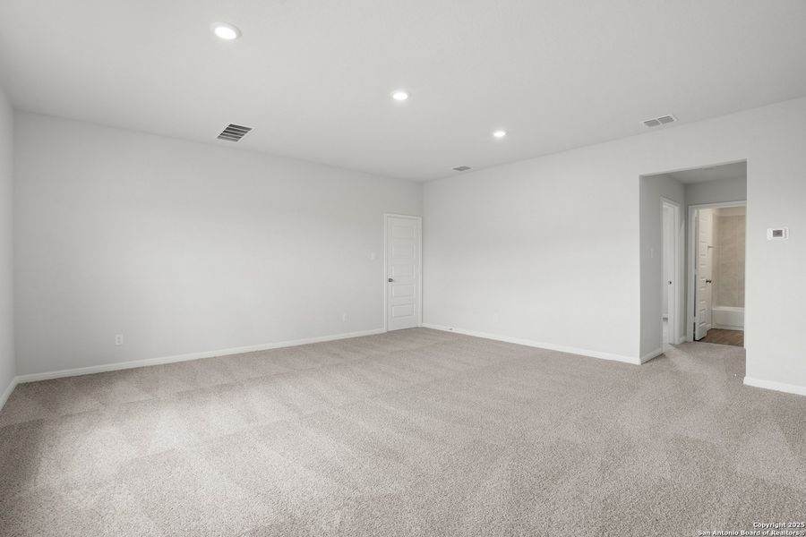 Spacious, unfurnished interior of a new home in Hunters Ranch, San Antonio (Image 30).