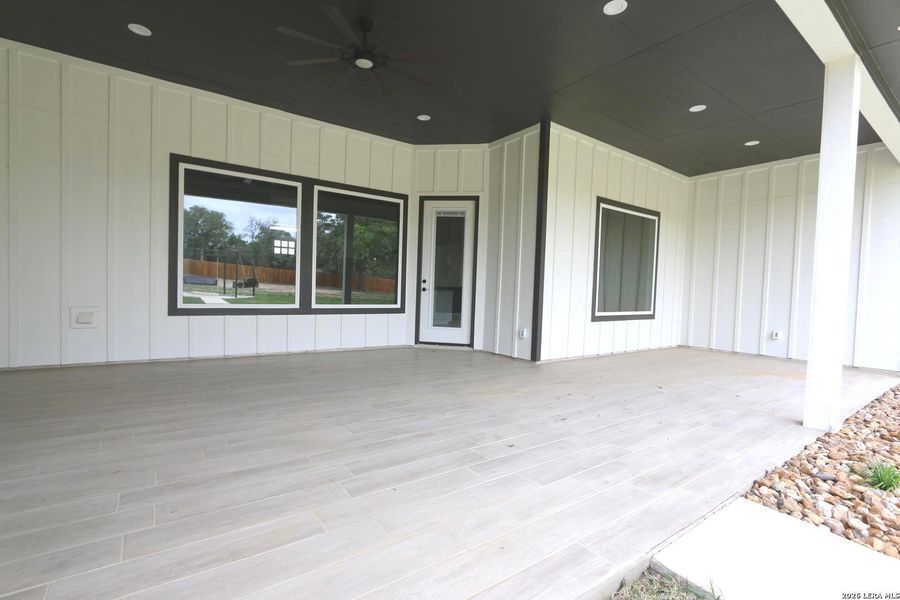 Exterior details and patio area of a home in , La Vernia (Image 4).