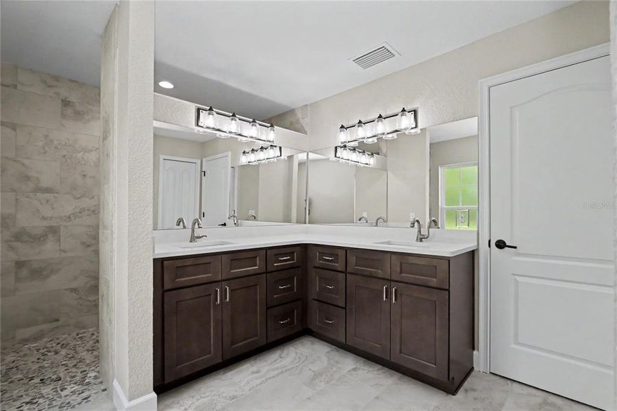 Furnished interior view inside a new home in , Dunnellon (Image 12).