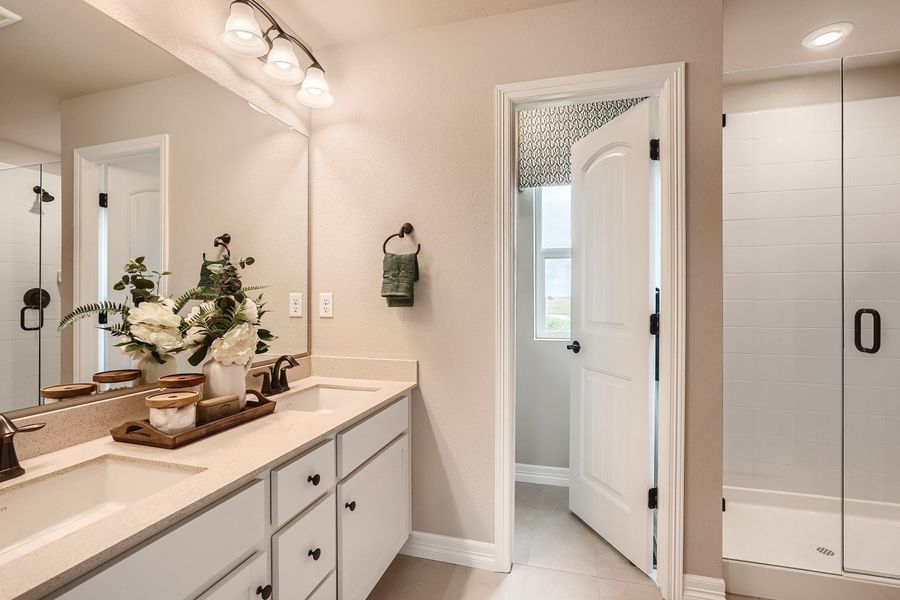 A bathroom with a sink and a mirror.