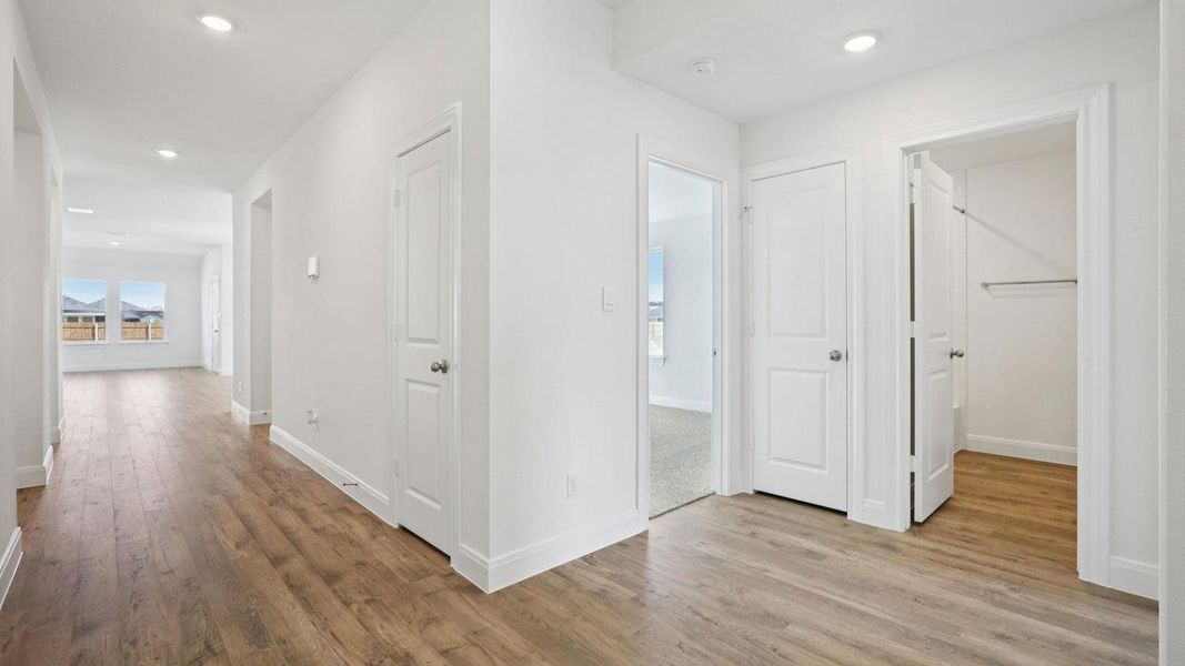 Spacious, unfurnished interior of a new home in Railhead, Cedar Creek (Image 21).