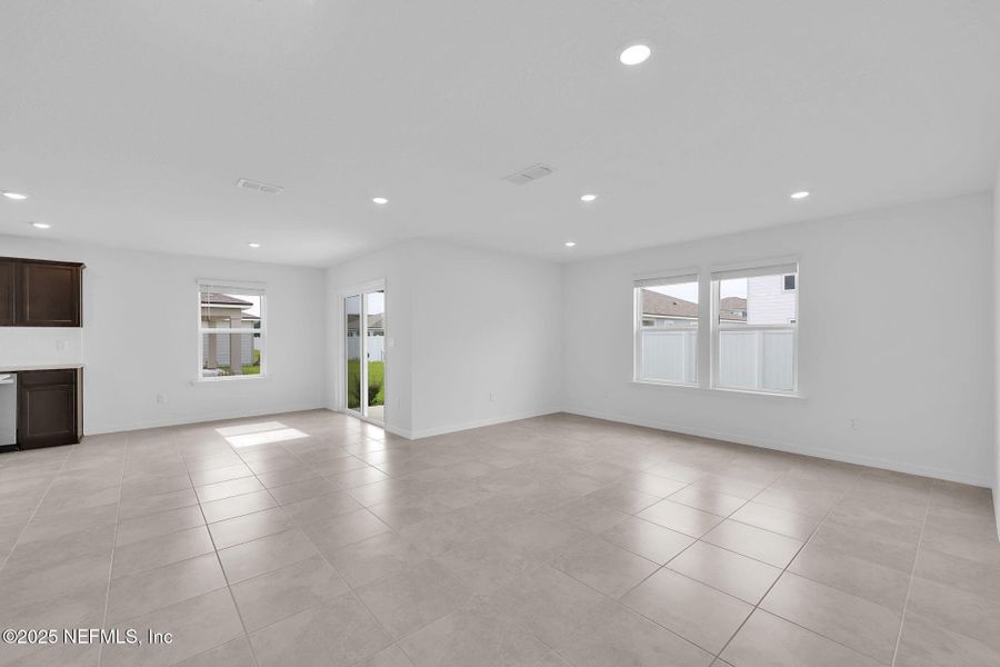 Spacious, unfurnished interior of a new home in Wells Landing, Jacksonville (Image 15).