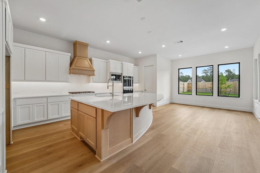 Furnished interior view inside a new home in Evergreen 70', Conroe (Image 15).