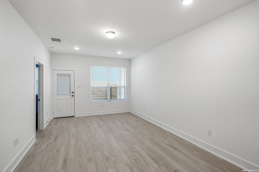 Spacious, unfurnished interior of a new home in Rose Hill, San Antonio (Image 11).