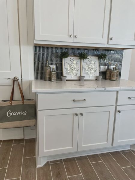 Representative interior finishes for a home built from the Mickelson by Chesmar Homes in Riceland Alley Loads, Mont Belvieu (Image 21).