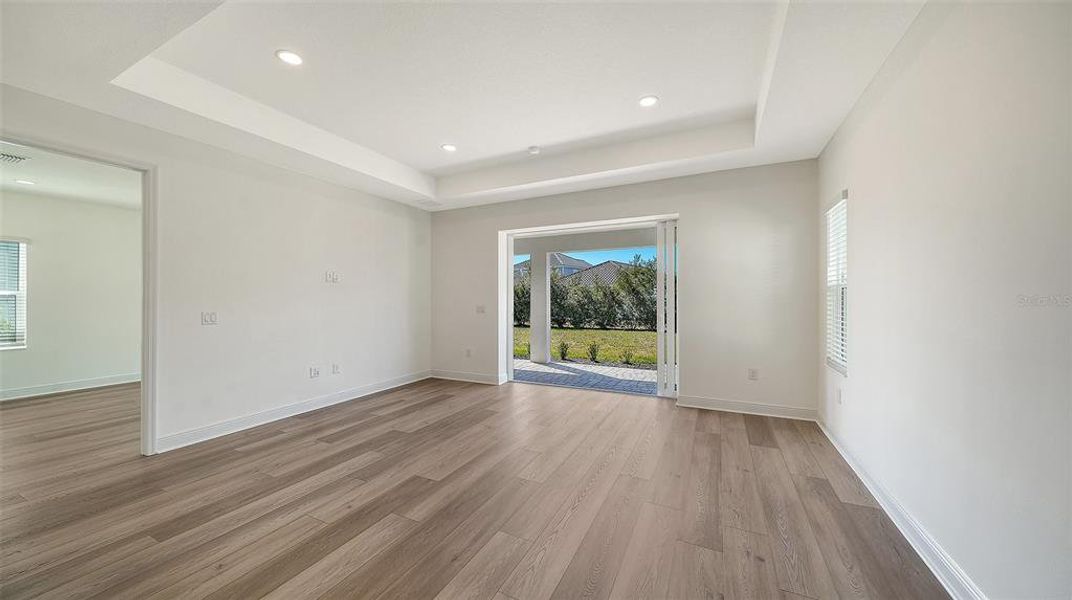 Spacious, unfurnished interior of a new home in Windward, Sarasota (Image 26).