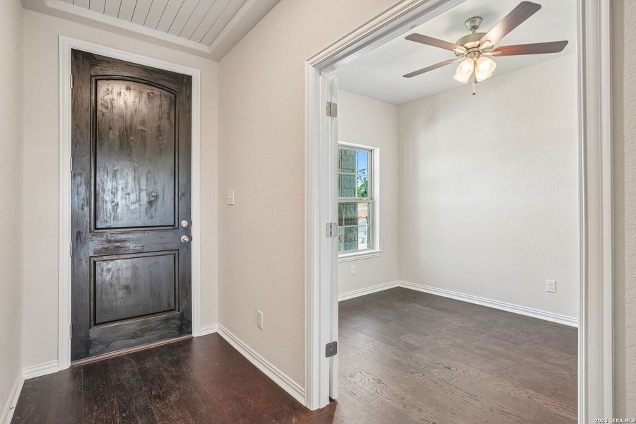 Spacious, unfurnished interior of a new home in Meyer Ranch - Enclave, New Braunfels (Image 38).