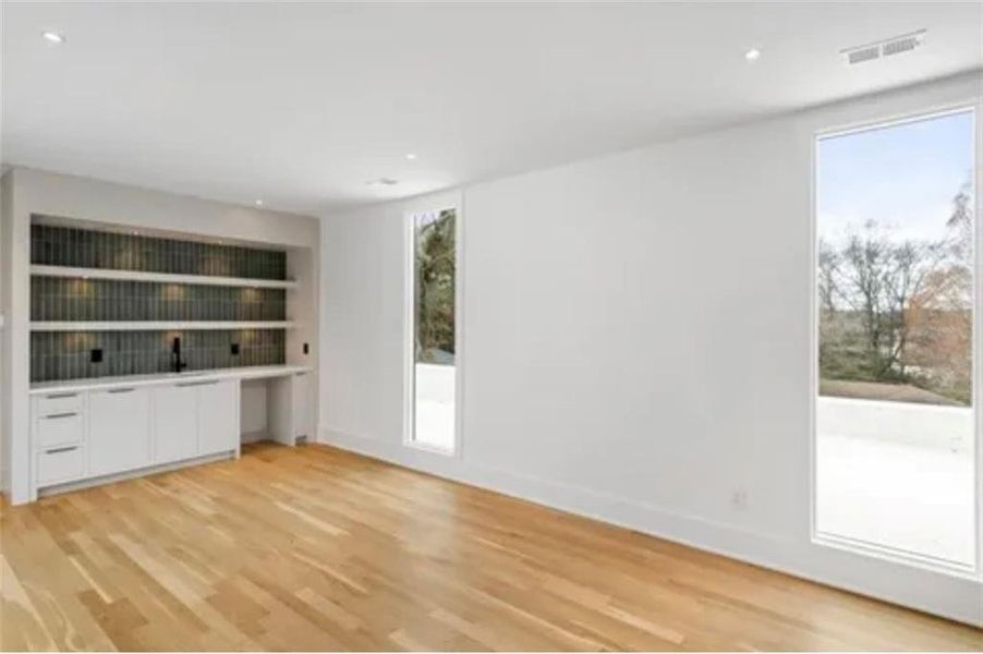 Spacious, unfurnished interior of a new home in , Brookhaven (Image 22).