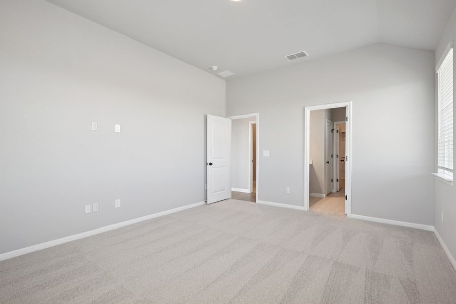 Spacious, unfurnished interior of a new home in Porter Country, Buda (Image 29).