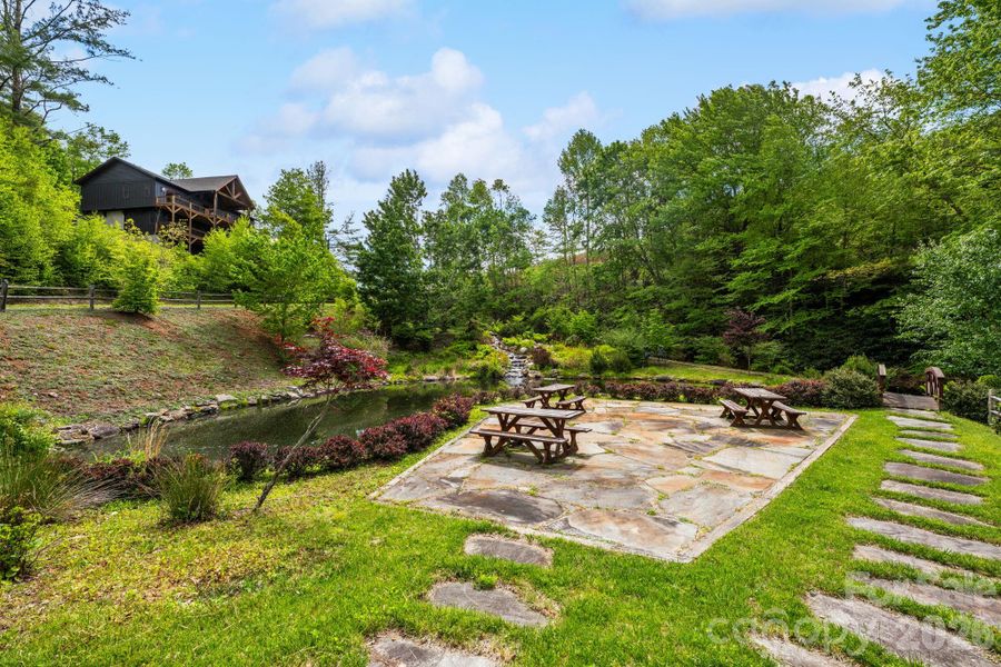 Community amenities in , Banner Elk (Image 37).