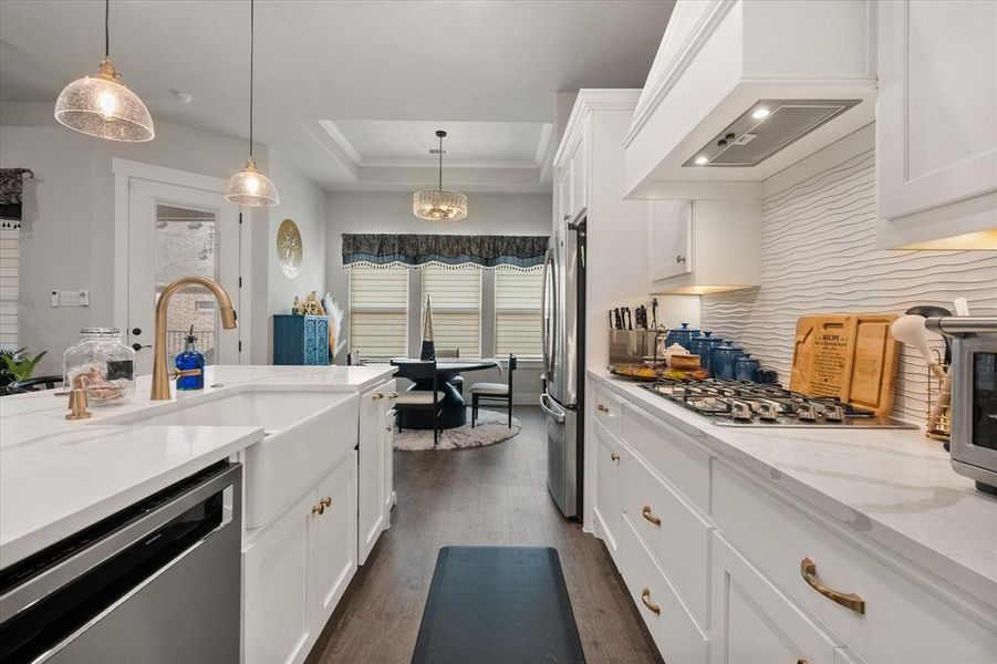 Customized backsplash throughout the kitchen