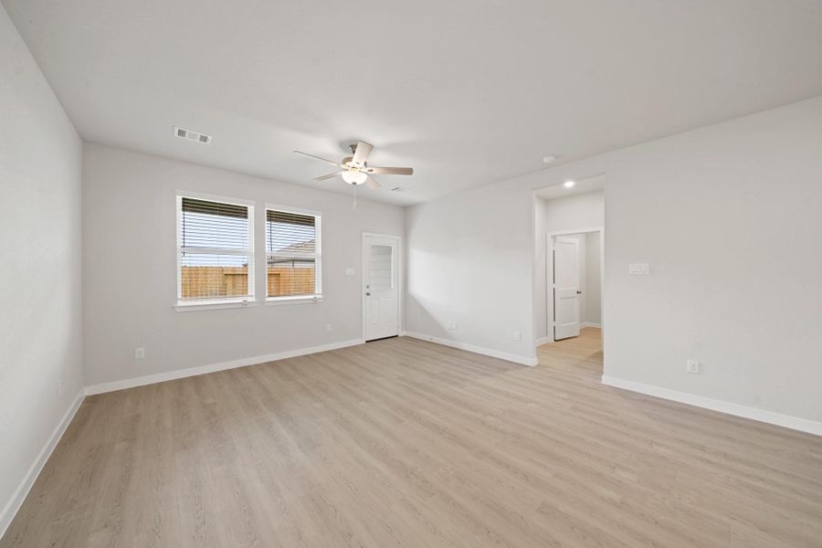 Spacious, unfurnished interior of a new home in Valor Park, Bay City (Image 15).