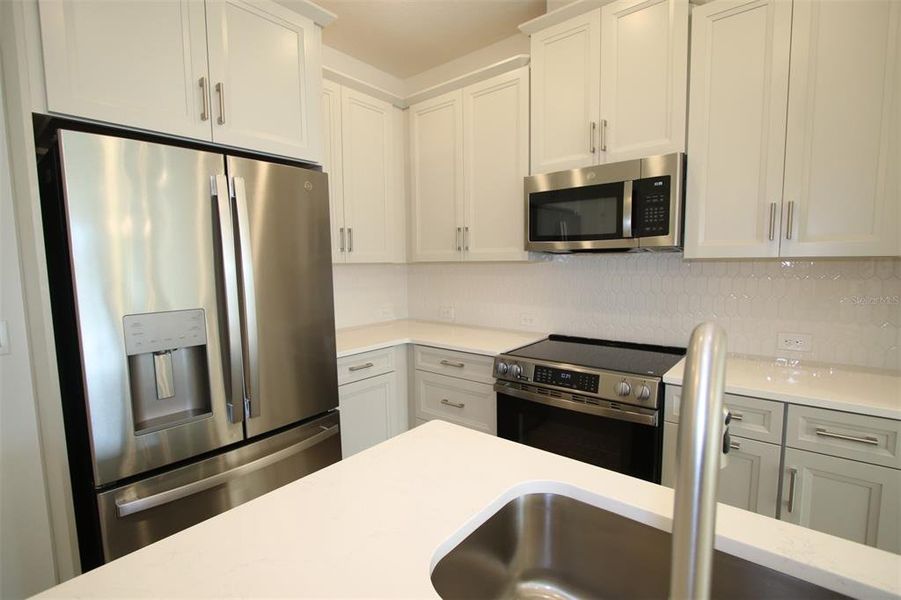 Furnished interior view inside a new home in , Orlando (Image 10).
