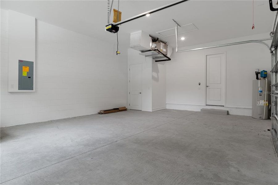 Spacious, unfurnished interior of a new home in , Lecanto (Image 43).