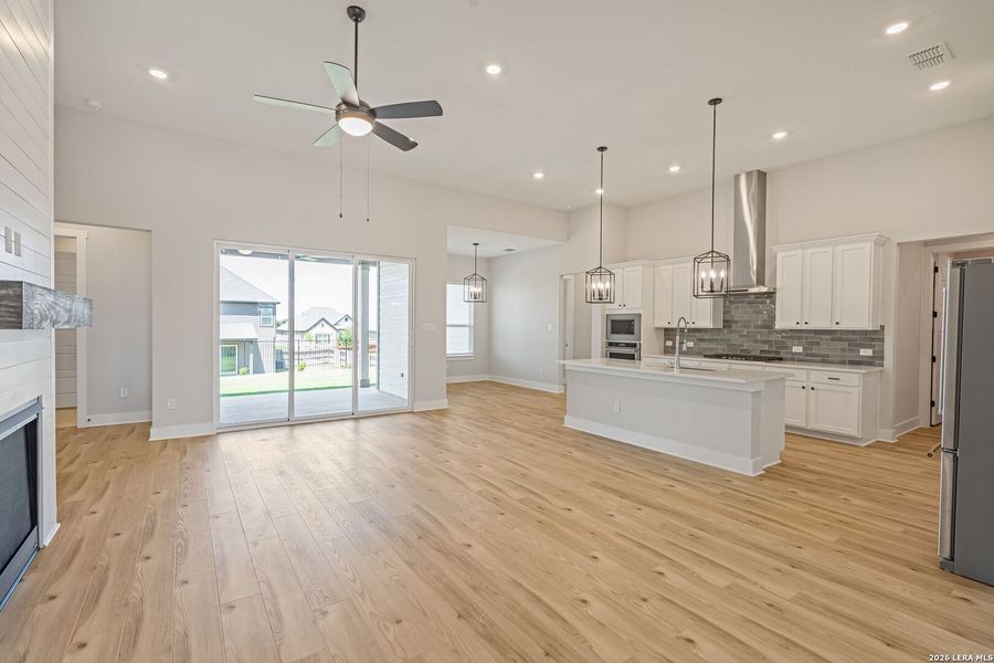 Spacious, unfurnished interior of a new home in Potranco West, Castroville (Image 11).