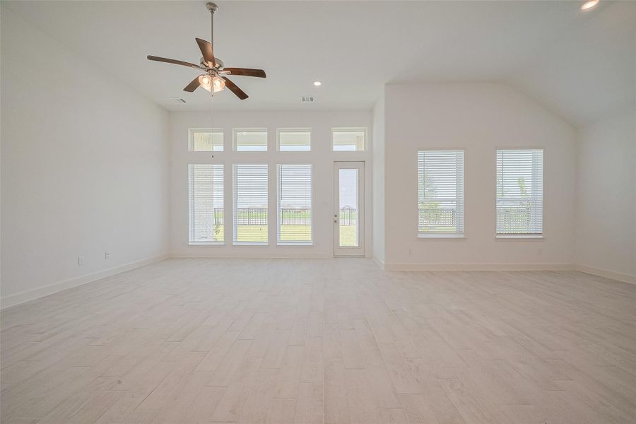 Spacious, unfurnished interior of a new home in Lago Mar, Texas City (Image 35).