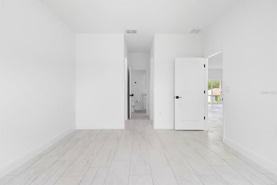 Spacious, unfurnished interior of a new home in , Citrus Springs (Image 30).