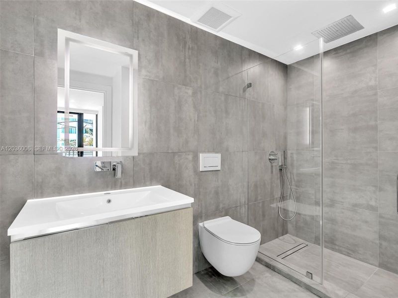 Bath with glass shower