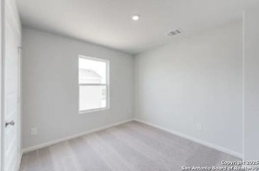 Spacious, unfurnished interior of a new home in Las Colinas, Kenedy (Image 14).