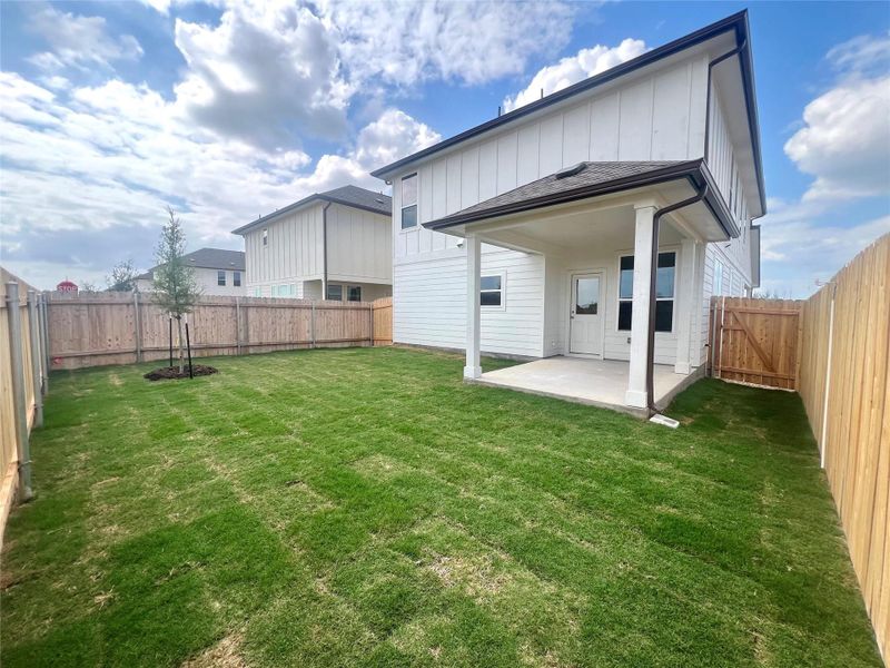 Exterior details and patio area of a home in Porter Country, Buda (Image 3).